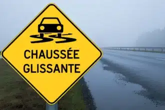 Panneau chaussée glissante
