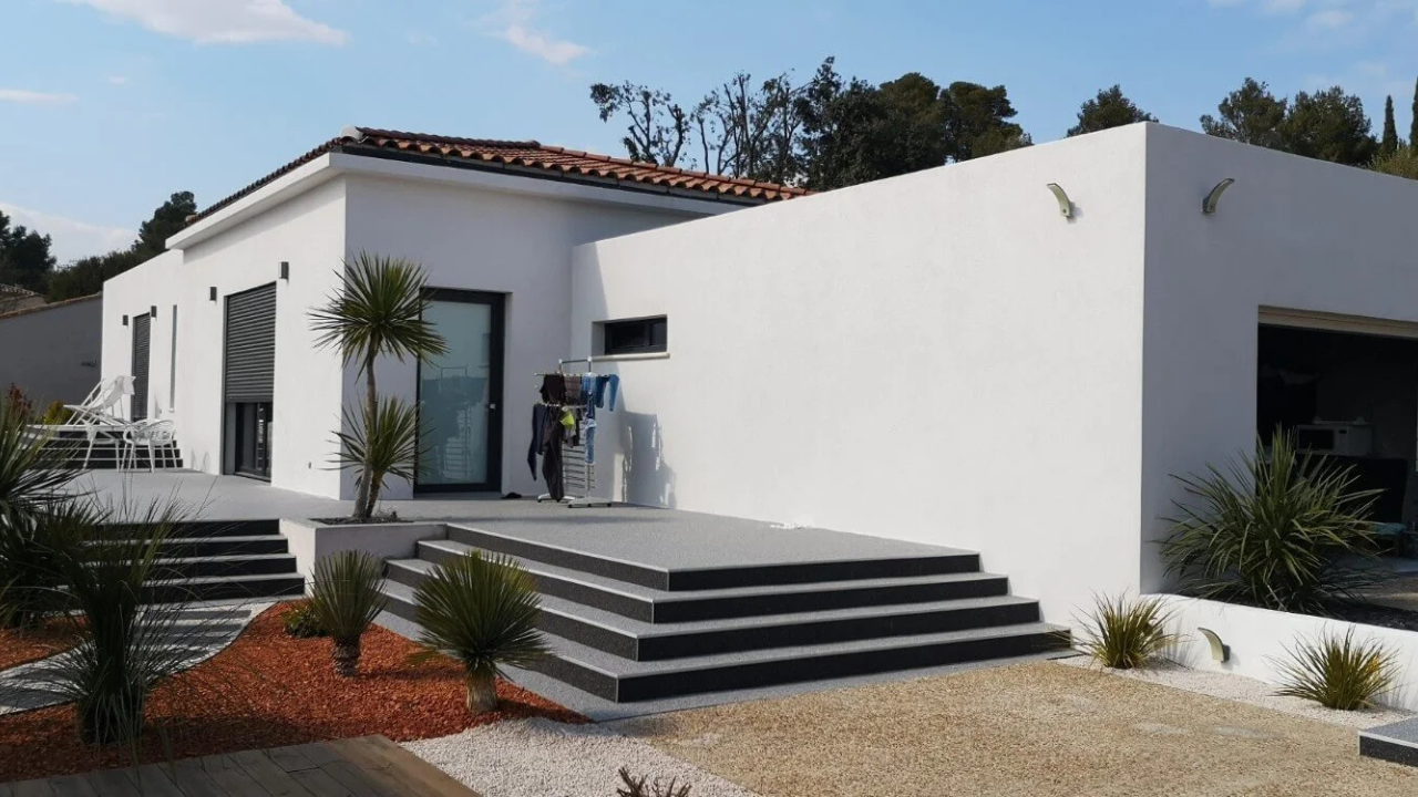 Façade blanc cassé